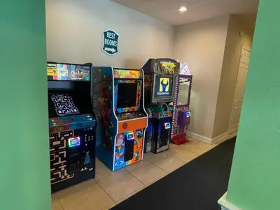 a room with two arcade games in a room at Beautiful Apartment Near Disney in Kissimmee