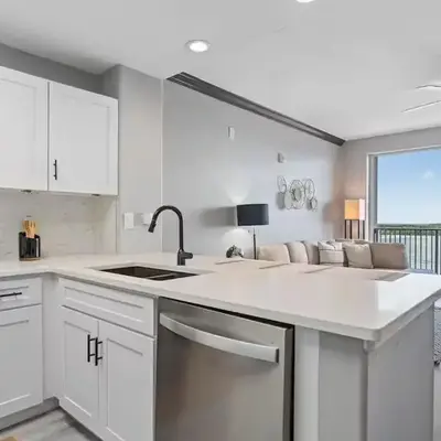LUXURY 1br LAKEVIEW CONDO NEAR DISNEY!