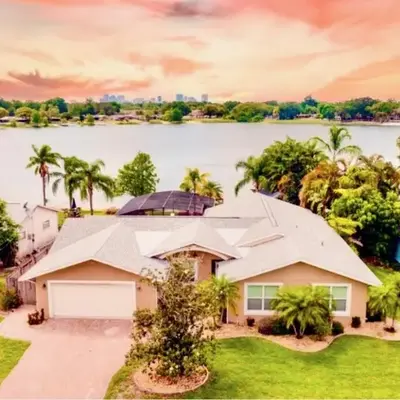 Lakefront and Pool 4bed Orlando House Near Downtown 20 minutes from Attractions