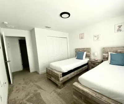 a room with two beds and a door with two at 4Q/3B Storey Lake Resort, melhor localização! in Kissimmee