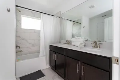 a bathroom with a sink and a shower and a tub at 4Q/3B Storey Lake Resort, melhor localização! in Kissimmee