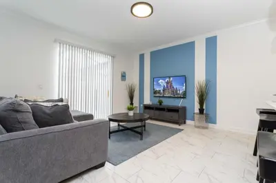 a living room with a couch and a tv at 4Q/3B Storey Lake Resort, melhor localização! in Kissimmee