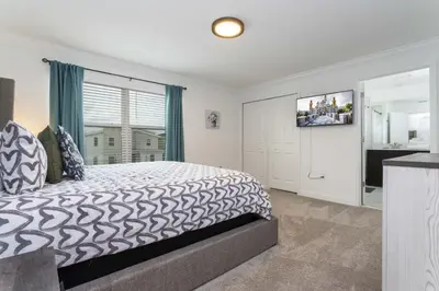 a bedroom with a large bed and a television at 4Q/3B Storey Lake Resort, melhor localização! in Kissimmee
