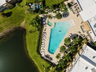 an overhead view of a swimming pool with a resort at Casa 4Q c/ Varandas c/ Churrasqueira – Perto Disn in Orlando