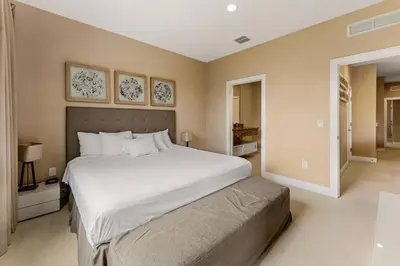 a large bedroom with a large white bed in it at Casa 4Q c/ Varandas c/ Churrasqueira – Perto Disn in Orlando