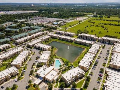 an aerial view of an apartment complex with a pool at Casa 4Q c/ Varandas c/ Churrasqueira – Perto Disn in Orlando