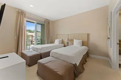 a hotel room with two beds and a window at Casa 4Q c/ Varandas c/ Churrasqueira – Perto Disn in Orlando
