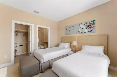 two beds in a room with two beds sidx sidx sidx sidx at 7639- Encantadora Casa com 3 Suítes no Magic Village Yards, Perto da Disney e da Rota 192 in Orlando