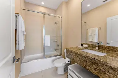 a bathroom with a sink and a toilet and a shower at 7639- Encantadora Casa com 3 Suítes no Magic Village Yards, Perto da Disney e da Rota 192 in Orlando