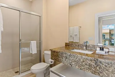 a bathroom with a toilet and a sink and a shower at 7639- Encantadora Casa com 3 Suítes no Magic Village Yards, Perto da Disney e da Rota 192 in Orlando
