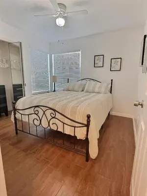 a bedroom with a bed and a ceiling fan at Apartamento 3 Quartos a Minutos da Disney in Kissimmee