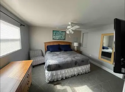 a bedroom with a bed and a ceiling fan at Agradable casa parqueos gratis in Orlando