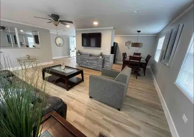 a living room with a couch and a table at Agradable casa parqueos gratis in Orlando
