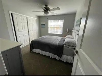 a bedroom with a bed and a ceiling fan at Agradable casa parqueos gratis in Orlando