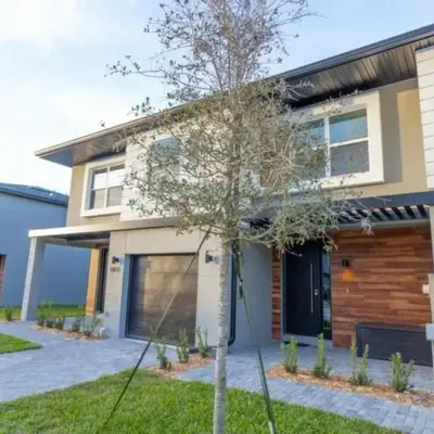 Prime Location 4BD Townhome with pool and Grill