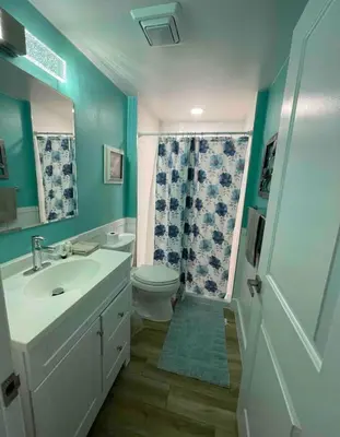 a bathroom with a sink and a toilet and a shower at Agradable casa parqueos gratis in Orlando