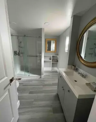 a bathroom with a shower and a sink at Agradable casa parqueos gratis in Orlando