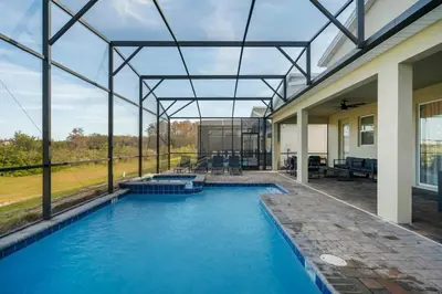 an indoor swimming pool with a large glass ceiling at Storey Lake, 24 hóspedes, 9Q, piscina e vista lago in Kissimmee