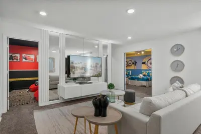 a living room with a white couch and a flat screen tv at Storey Lake, 24 hóspedes, 9Q, piscina e vista lago in Kissimmee