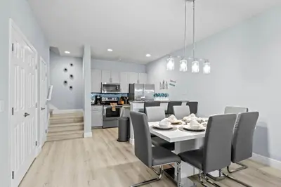 a kitchen and dining room with a table and chairs at 12 min da Disney • Casa 3 Q c/ Resort in Kissimmee