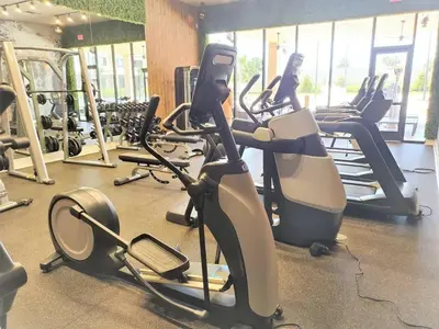 a gym with several treadmills and exercise bikes at Casa 3 Suítes c/ Churrasco – Perto da Disney in Orlando