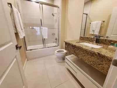 a bathroom with a shower and a sink and a toilet at Magic Village Casa com 4 Suítes - 8 min da Disney! in Orlando