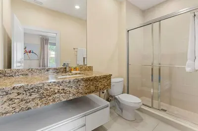 a bathroom with a sink and a toilet and a shower at Magic Village Casa com 4 Suítes - 8 min da Disney! in Orlando