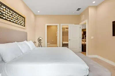 a bedroom with a large white bed in a room at 7545 Magic Village - Charmoso e especial, a 6 minutos da Disney in Orlando