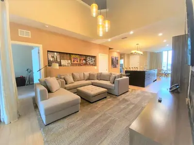 a large living room with a couch and a table at 7545 Magic Village - Charmoso e especial, a 6 minutos da Disney in Orlando