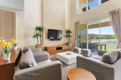 a living room with two couches and a tv at 3212 Magic Village - 8 hóspedes, à beira do lago, 8 minutos da Disney in Orlando