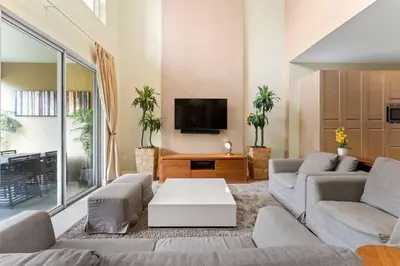 a living room with two couches and a tv at 3212 Magic Village - 8 hóspedes, à beira do lago, 8 minutos da Disney in Orlando