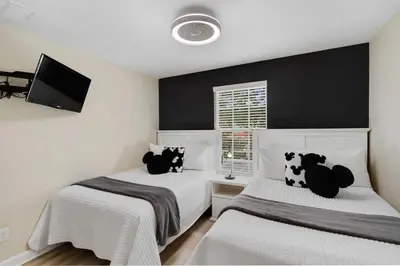 two beds in a bedroom with black and white at CUP8949 in Kissimmee