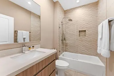 a bathroom with a sink and a toilet and a tub at Magic Village: 3 suítes c/ jacuzzi, 6min Disney in Orlando