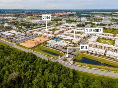 an aerial view of a city with buildings and a highway at Magic Village: 3 suítes c/ jacuzzi, 6min Disney in Orlando