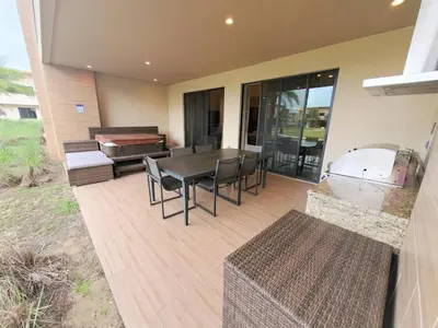 a patio with a table and chairs and a tub at Magic Village: 3 suítes c/ jacuzzi, 6min Disney in Orlando