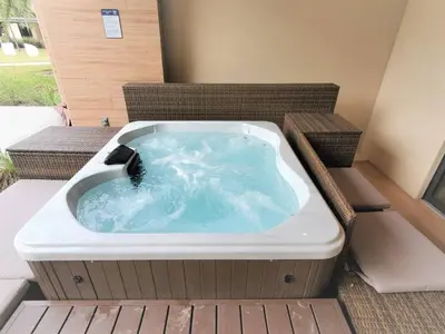 a jacuzzi tub sitting on a deck at Magic Village: 3 suítes c/ jacuzzi, 6min Disney in Orlando
