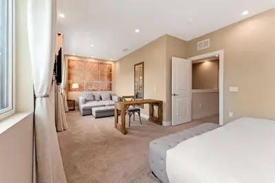 a bedroom with a bed and a living room at 7458 Magic Village - 8 hóspedes, jacuzzi, 8 minutos da Disney in Orlando