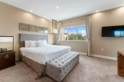 a bedroom with a large bed and a large window at 7458 Magic Village - 8 hóspedes, jacuzzi, 8 minutos da Disney in Orlando