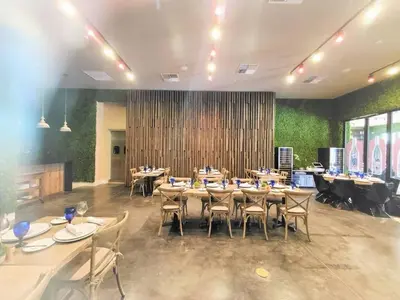 a large dining room with tables and chairs at Casa 3 Suítes c/ Jacuzzi e Churrasq. — Disney 6min in Orlando