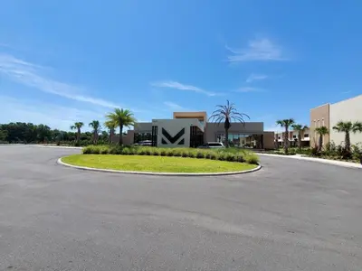 an empty road in front of a building with palm trees at Casa 3 Suítes c/ Jacuzzi e Churrasq. — Disney 6min in Orlando