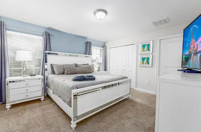 a bedroom with a bed and a tv in it at Amazing Townhouse TVPM in Kissimmee