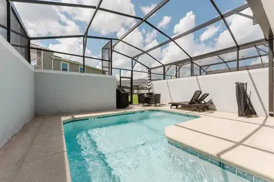 an indoor swimming pool with a glass ceiling at Casa 4Q c Piscina Privativa Perto da Disney in Kissimmee