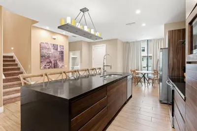 a kitchen with a black counter top in a room at Magic Views Excelente 4 Suítes Perto da 192/Disney in Orlando