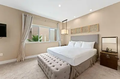 a bedroom with a large bed and a window at Magic Views Excelente 4 Suítes Perto da 192/Disney in Orlando