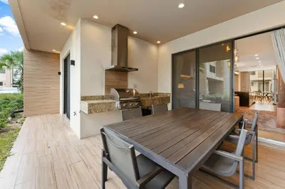 a kitchen and dining room with a wooden table at Magic Views Excelente 4 Suítes Perto da 192/Disney in Orlando
