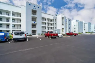 a parking lot in front of a large apartment building at Aconchegante 2Q no Storey Lake – 10 min da Disney! in Kissimmee