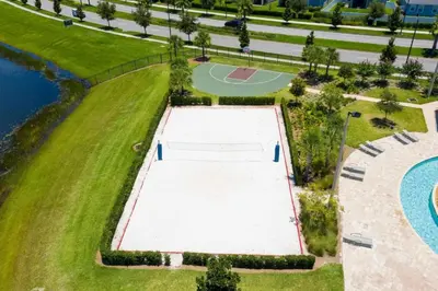 an overhead view of a tennis court next to a pool at Aconchegante 2Q no Storey Lake – 10 min da Disney! in Kissimmee
