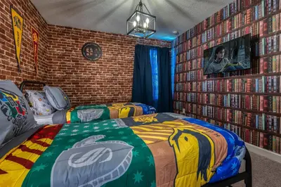 a bedroom with two beds and a brick wall at Villa Luxuosa | 4 Quartos | Perto da Disney! in Orlando