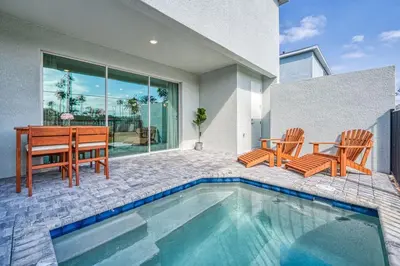 a house with a swimming pool with a table and chairs at Villa Luxuosa | 4 Quartos | Perto da Disney! in Orlando
