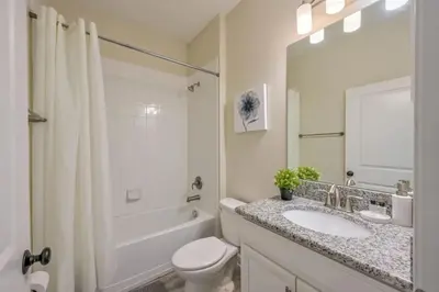 a bathroom with a sink and a toilet and a shower at Luxo Moderno | 5Q | Piscina | Perto da Disney in Kissimmee